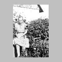 006-0074 Else Piesack im Jahre 1940 im Garten bei der Fam. Quednau .jpg